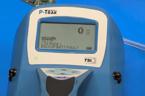 Particle counter showing localized ISO 14644-1 Class 4 equivalent conditions during clean bench validation for data recovery